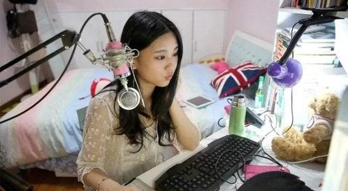 娱乐主播吃瓜直播边写字边讲,娱乐主播边写字边讲,趣味横生演绎直播新玩法